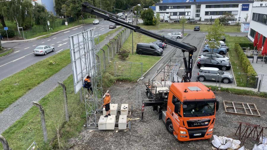 Aufstellung des Bauschildes 1